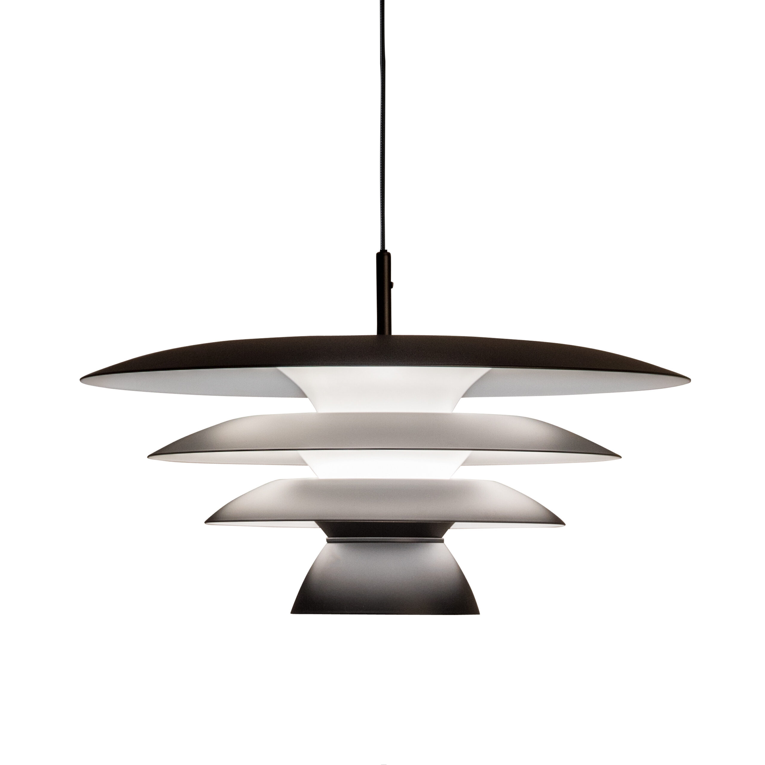Suspension DaVinci en métal avec abat-jour à fentes superposées, au design contemporain par Belid Suspension DaVinci en métal avec abat-jour à fentes superposées, au design contemporain par Belid
