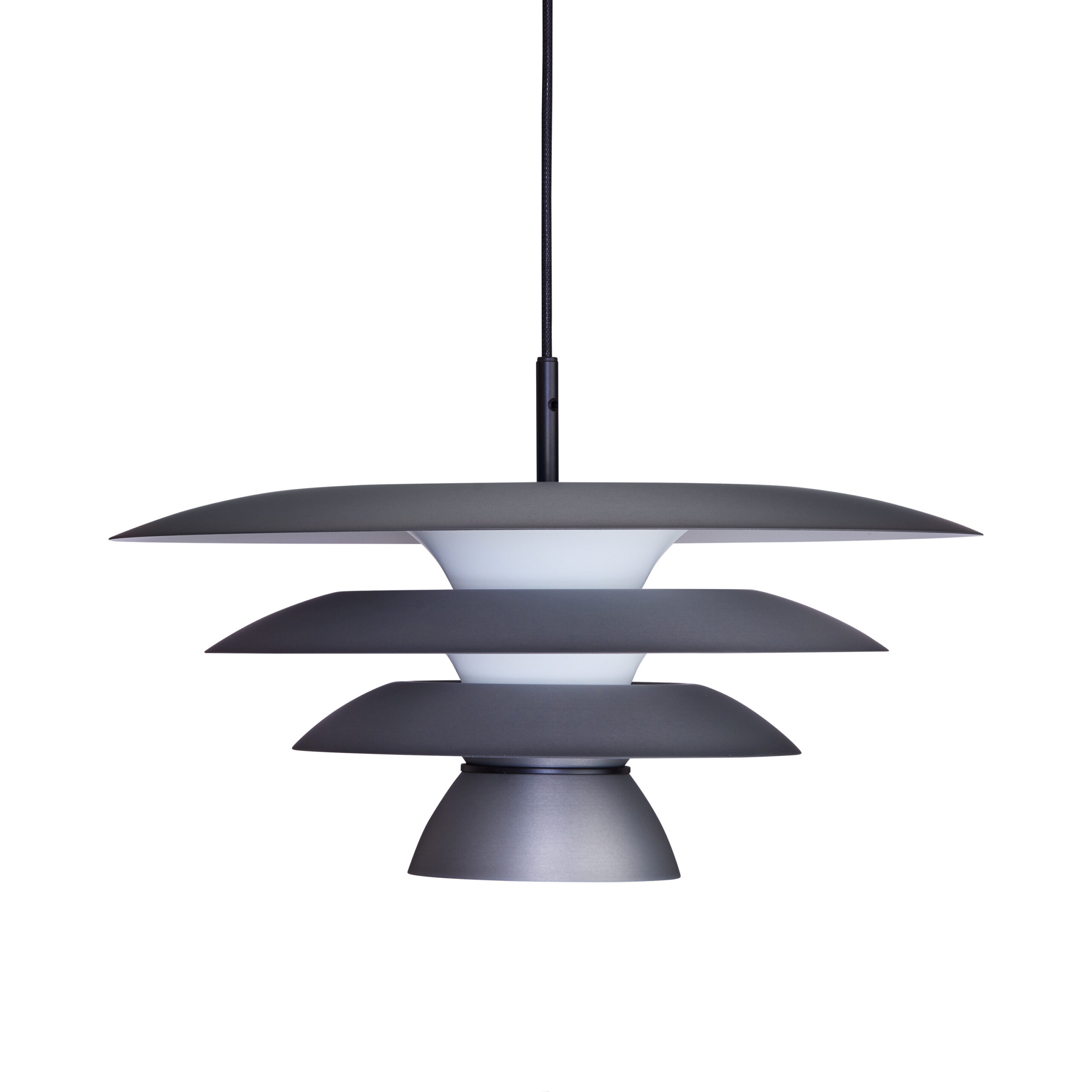 Suspension DaVinci en métal avec abat-jour à fentes superposées, au design contemporain par Belid Suspension DaVinci en métal avec abat-jour à fentes superposées, au design contemporain par Belid