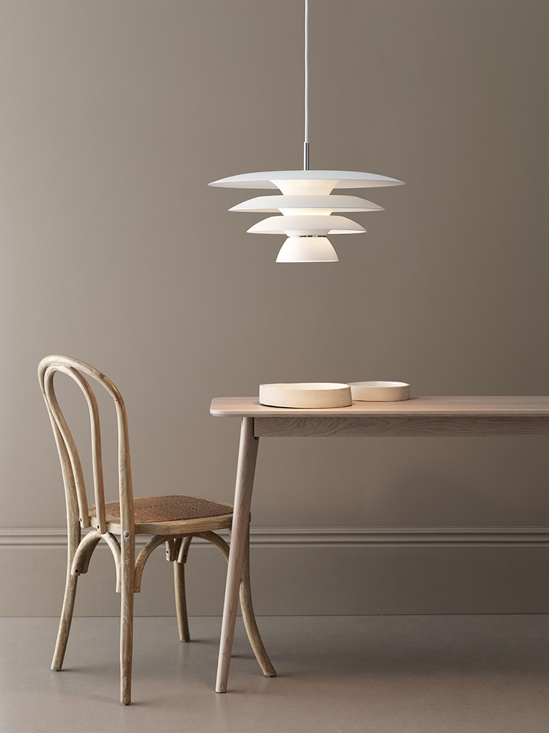 Suspension DaVinci en métal avec abat-jour à fentes superposées, au design contemporain par Belid Suspension DaVinci en métal avec abat-jour à fentes superposées, au design contemporain par Belid
