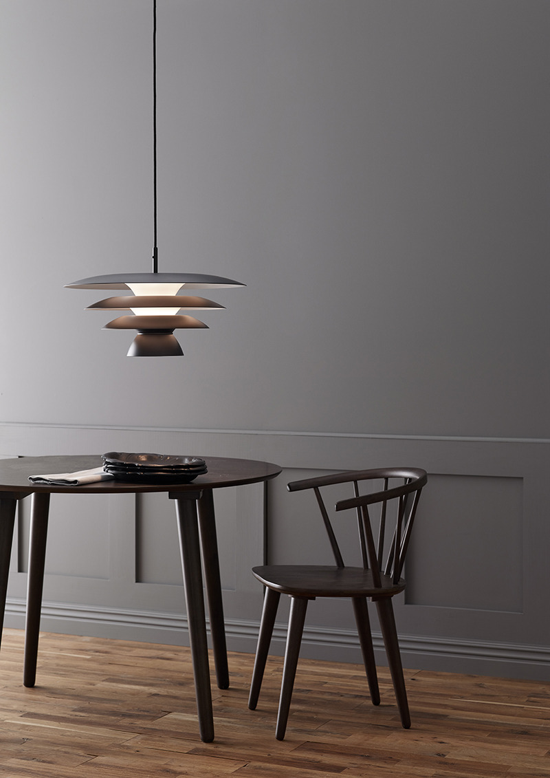 Suspension DaVinci en métal avec abat-jour à fentes superposées, au design contemporain par Belid Suspension DaVinci en métal avec abat-jour à fentes superposées, au design contemporain par Belid