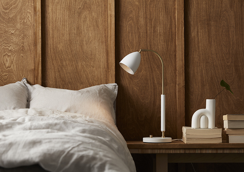 Lampe à poser Deluxe dimmable avec base en métal au design contemporain par Belid Lampe à poser Deluxe dimmable avec base en métal au design contemporain par Belid
