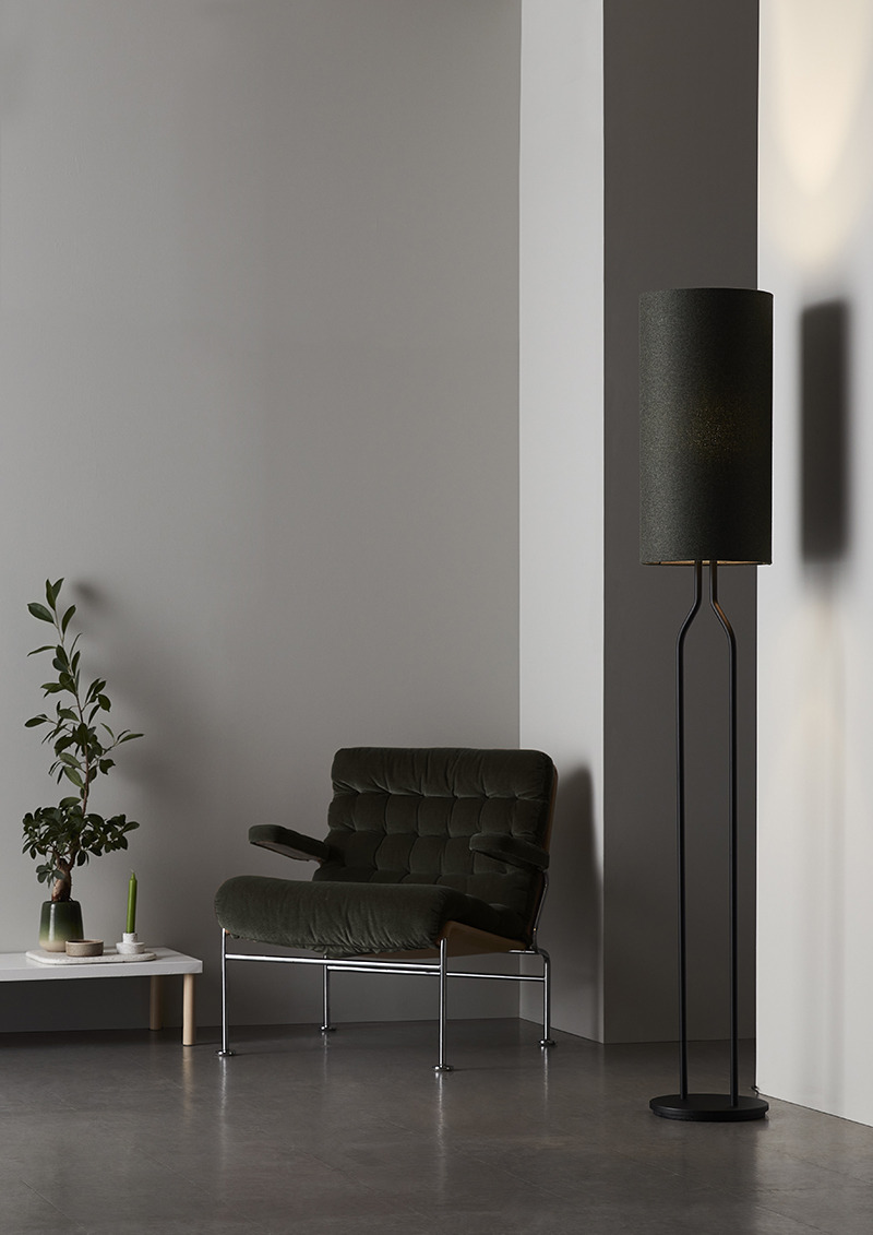 Lampadaire Bottle avec base en métal et abat-jour en textile au design contemporain par Belid Lampadaire Bottle avec base en métal et abat-jour en textile au design contemporain par Belid