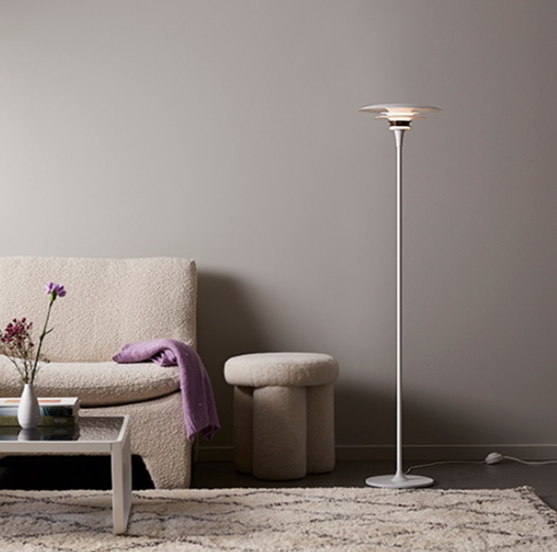 Lampadaire Diablo avec base en métal au design contemporain par Belid Lampadaire Diablo avec base en métal au design contemporain par Belid