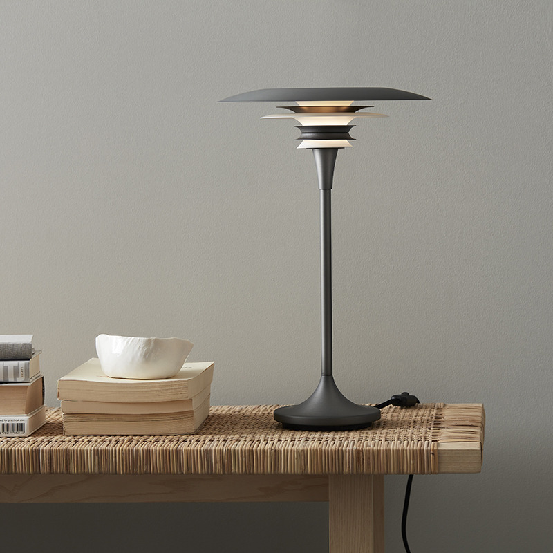 Lampe à poser Diablo avec base en métal au design contemporain par Belid Lampe à poser Diablo avec base en métal au design contemporain par Belid