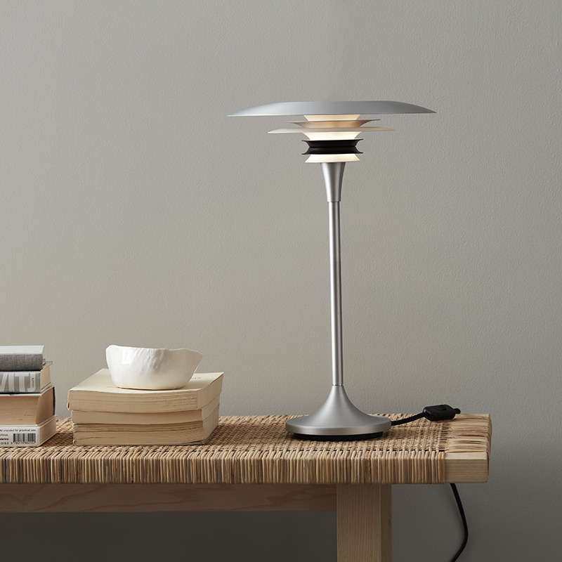 Lampe à poser Diablo avec base en métal au design contemporain par Belid Lampe à poser Diablo avec base en métal au design contemporain par Belid
