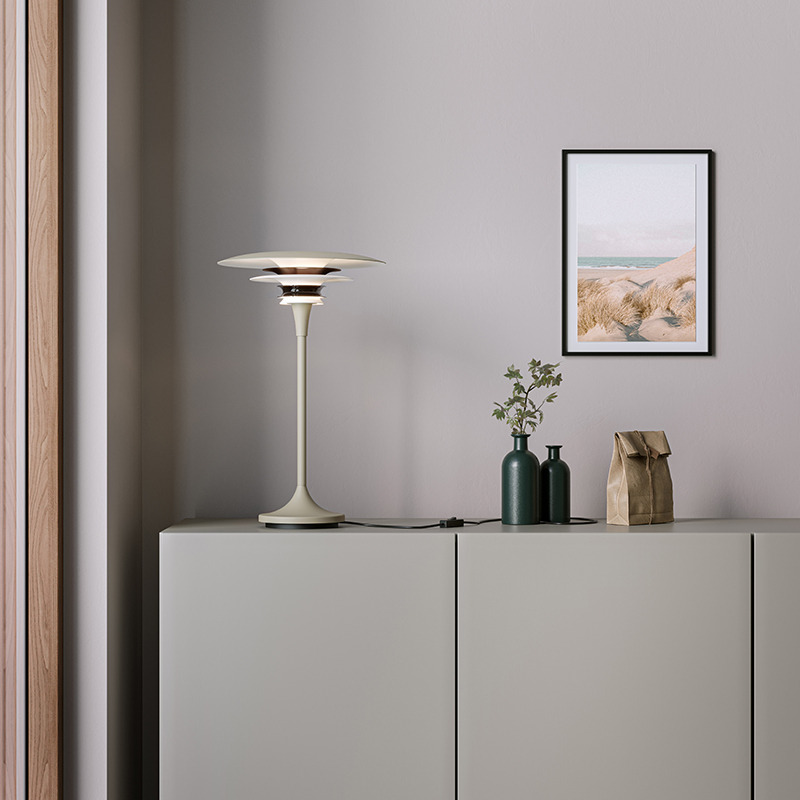 Lampe à poser Diablo avec base en métal au design contemporain par Belid Lampe à poser Diablo avec base en métal au design contemporain par Belid