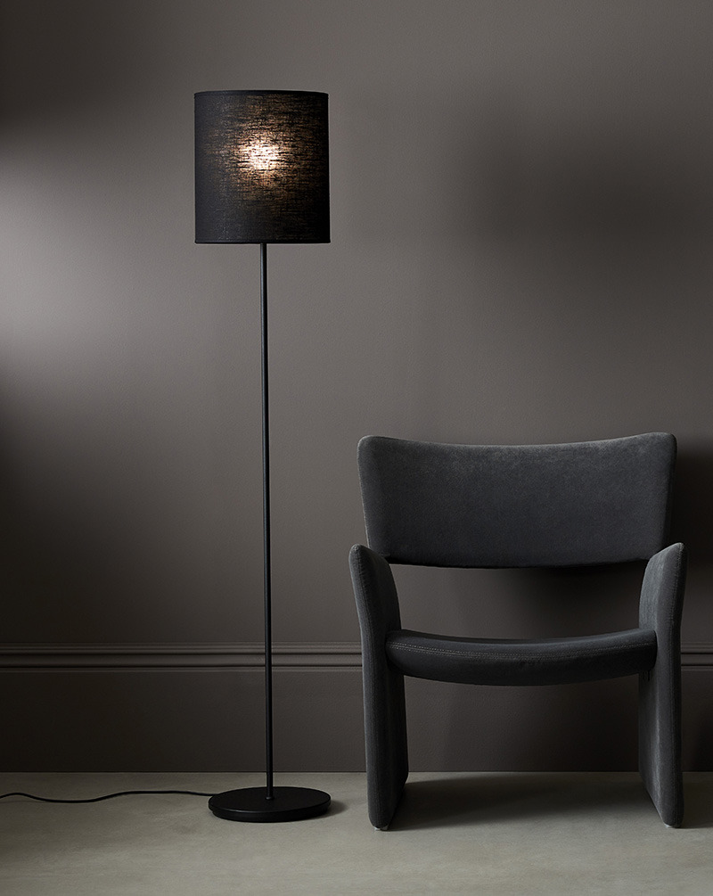 Lampadaire Dual avec base en métal et abat-jour en textile au design contemporain par Belid Lampadaire Dual avec base en métal et abat-jour en textile au design contemporain par Belid