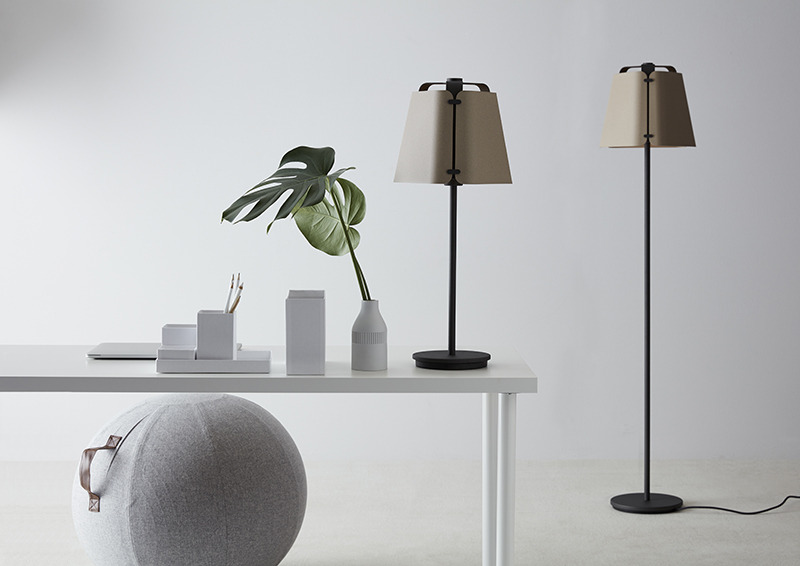 Lampe à poser Fold en métal sous forme de béton au design contemporain par Belid Lampe à poser Fold en métal sous forme de béton au design contemporain par Belid
