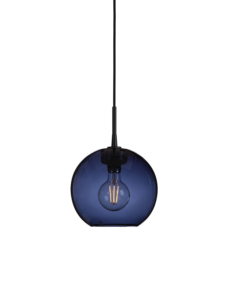 Suspension Gloria dimmable avec base en métal et abat-jour en verre au design contemporain par Belid Suspension Gloria dimmable avec base en métal et abat-jour en verre au design contemporain par Belid