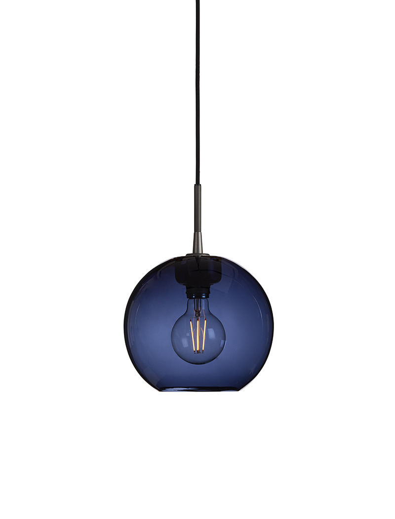 Suspension Gloria dimmable avec base en métal et abat-jour en verre au design contemporain par Belid Suspension Gloria dimmable avec base en métal et abat-jour en verre au design contemporain par Belid