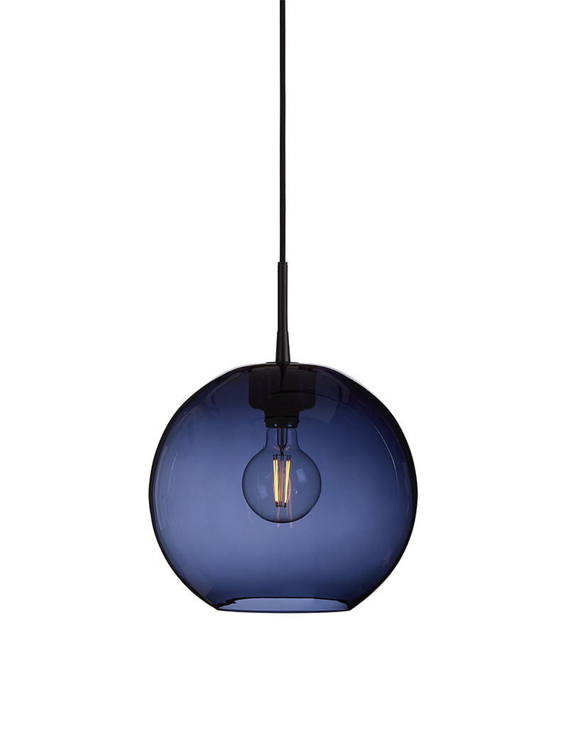 Suspension Gloria dimmable avec base en métal et abat-jour en verre au design contemporain par Belid Suspension Gloria dimmable avec base en métal et abat-jour en verre au design contemporain par Belid