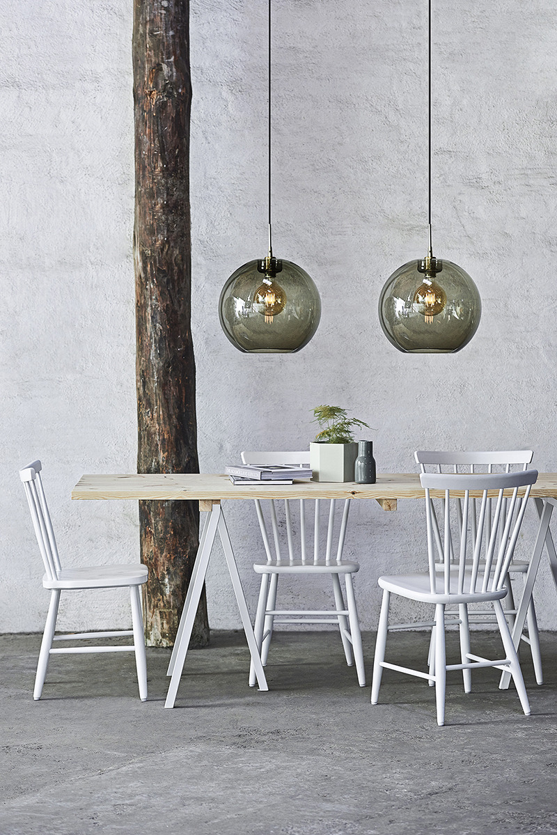 Suspension Gloria dimmable avec base en métal et abat-jour en verre au design contemporain par Belid Suspension Gloria dimmable avec base en métal et abat-jour en verre au design contemporain par Belid