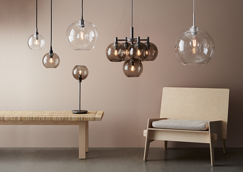 Suspension Gloria dimmable avec base en métal et abat-jour en verre au design contemporain par Belid Suspension Gloria dimmable avec base en métal et abat-jour en verre au design contemporain par Belid