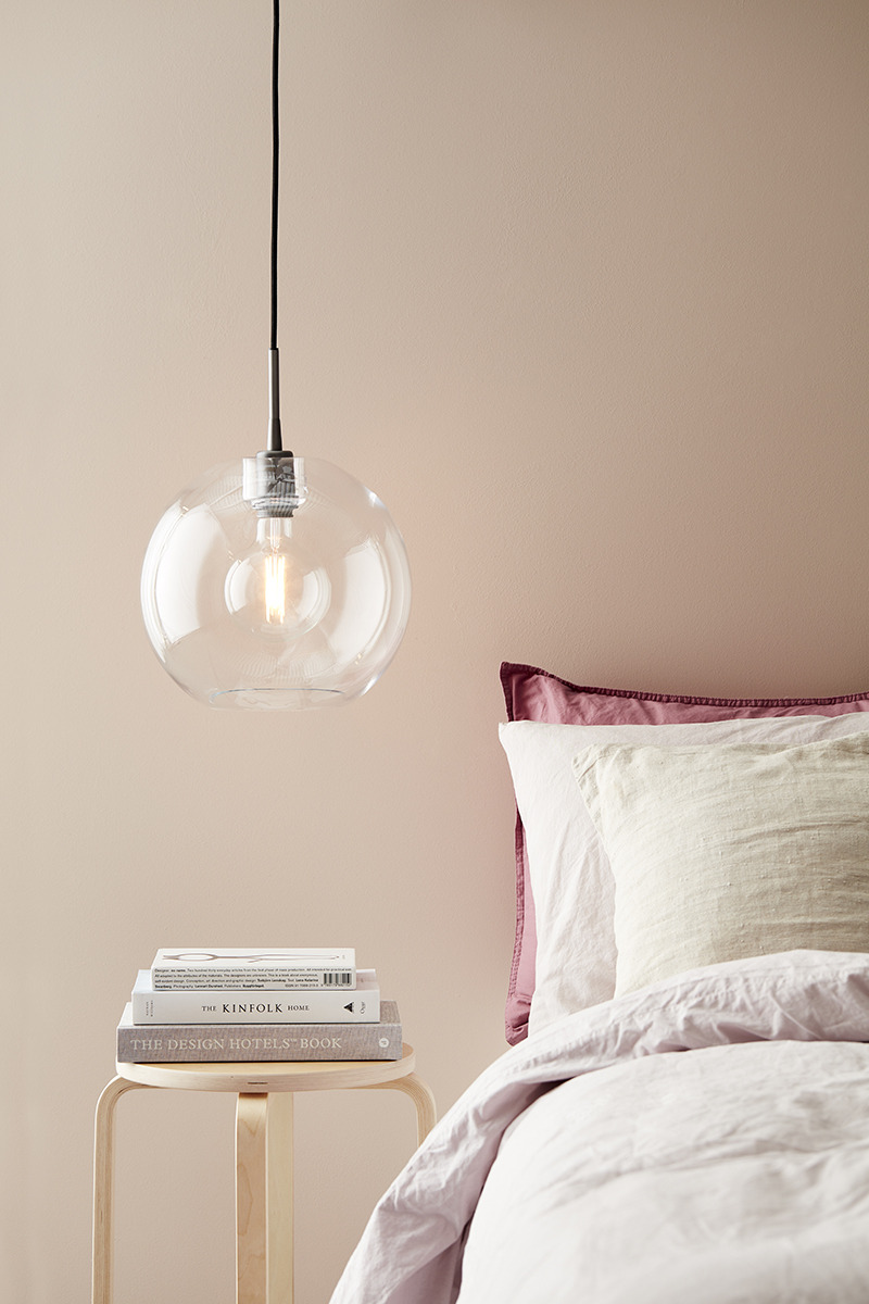 Suspension Gloria dimmable avec base en métal et abat-jour en verre au design contemporain par Belid Suspension Gloria dimmable avec base en métal et abat-jour en verre au design contemporain par Belid