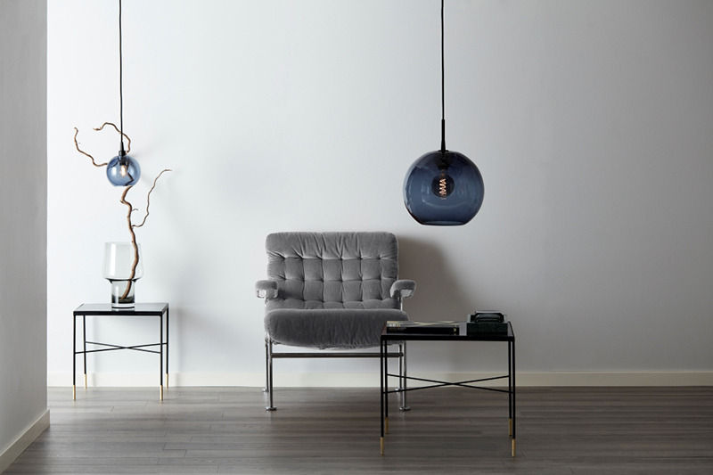Suspension Gloria dimmable avec base en métal et abat-jour en verre au design contemporain par Belid Suspension Gloria dimmable avec base en métal et abat-jour en verre au design contemporain par Belid