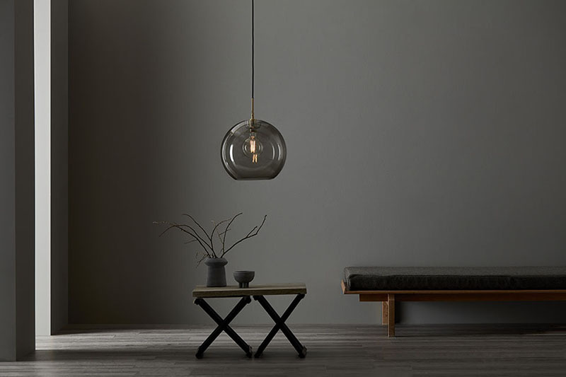Suspension Gloria dimmable avec base en métal et abat-jour en verre au design contemporain par Belid Suspension Gloria dimmable avec base en métal et abat-jour en verre au design contemporain par Belid