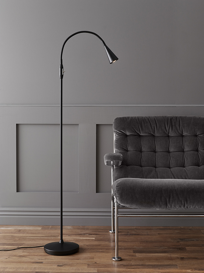 Lampadaire Ledro dimmable avec base en métal et tête flexible au design contemporain par Belid Lampadaire Ledro dimmable avec base en métal et tête flexible au design contemporain par Belid
