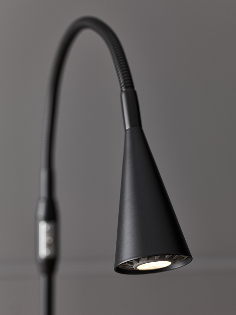 Lampadaire Ledro dimmable avec base en métal et tête flexible au design contemporain par Belid Lampadaire Ledro dimmable avec base en métal et tête flexible au design contemporain par Belid