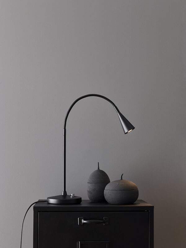 Lampe à poser Ledro dimmable avec base en métal et tête flexible au design contemporain par Belid