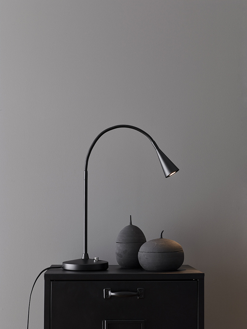 Lampe à poser Ledro dimmable avec base en métal et tête flexible au design contemporain par Belid