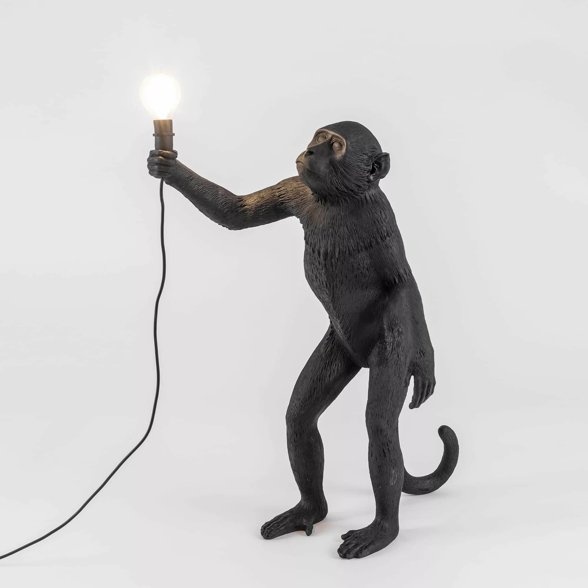 Lampe à poser the Monkey debout en résine noir par Seletti