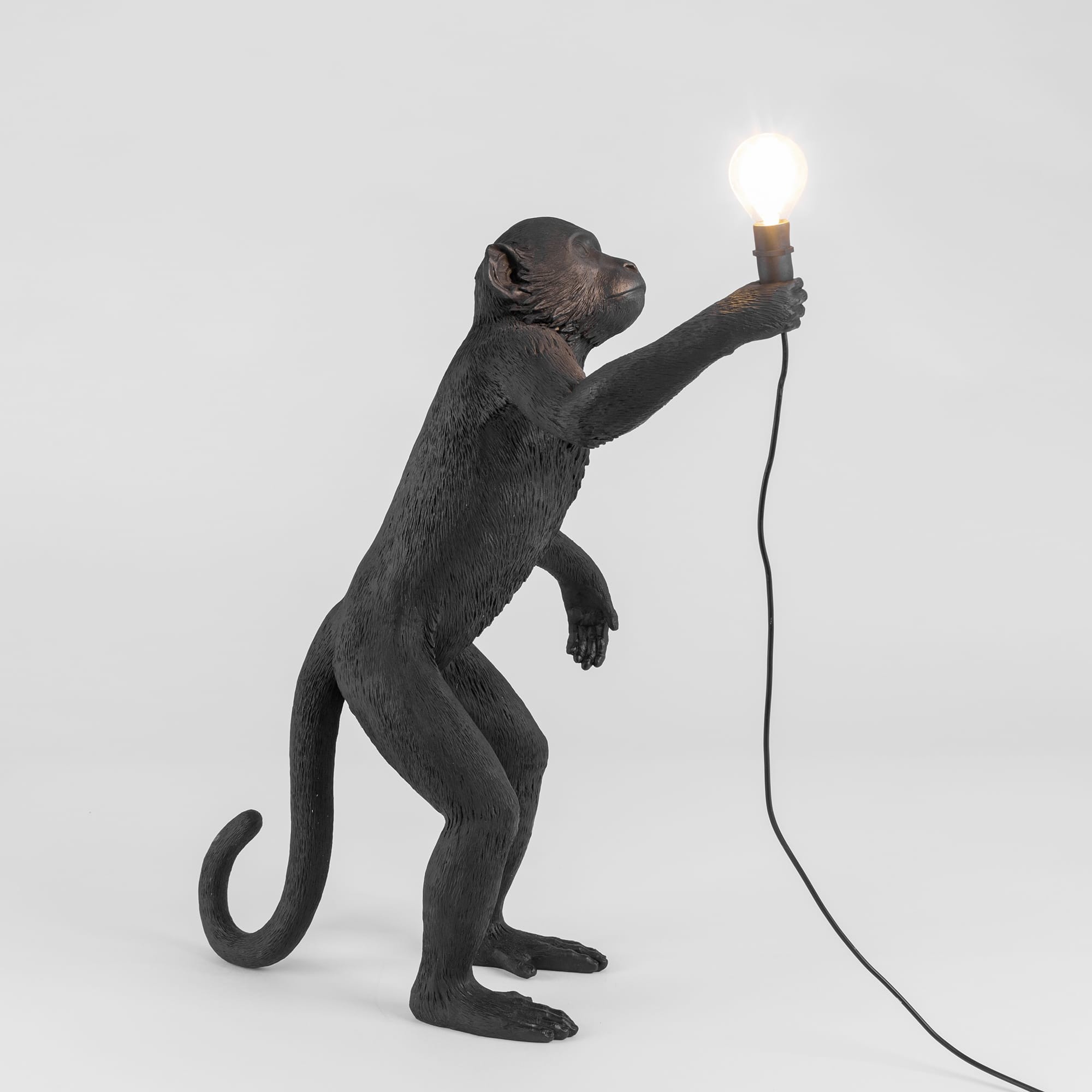 Lampe à poser the Monkey debout en résine noire par Seletti Lampe à poser the Monkey debout en résine noir par Seletti