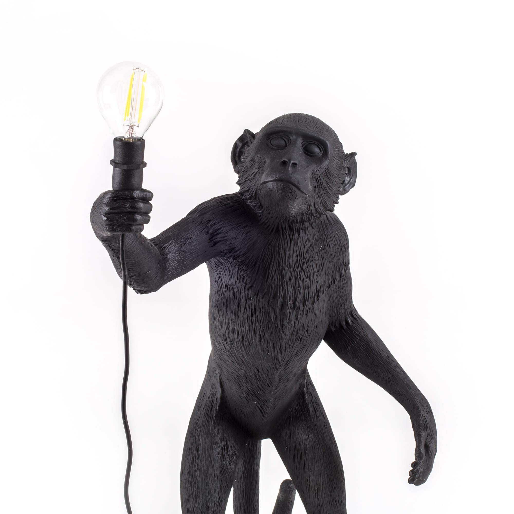 Lampe à poser the Monkey debout en résine noire par Seletti Lampe à poser the Monkey debout en résine noir par Seletti