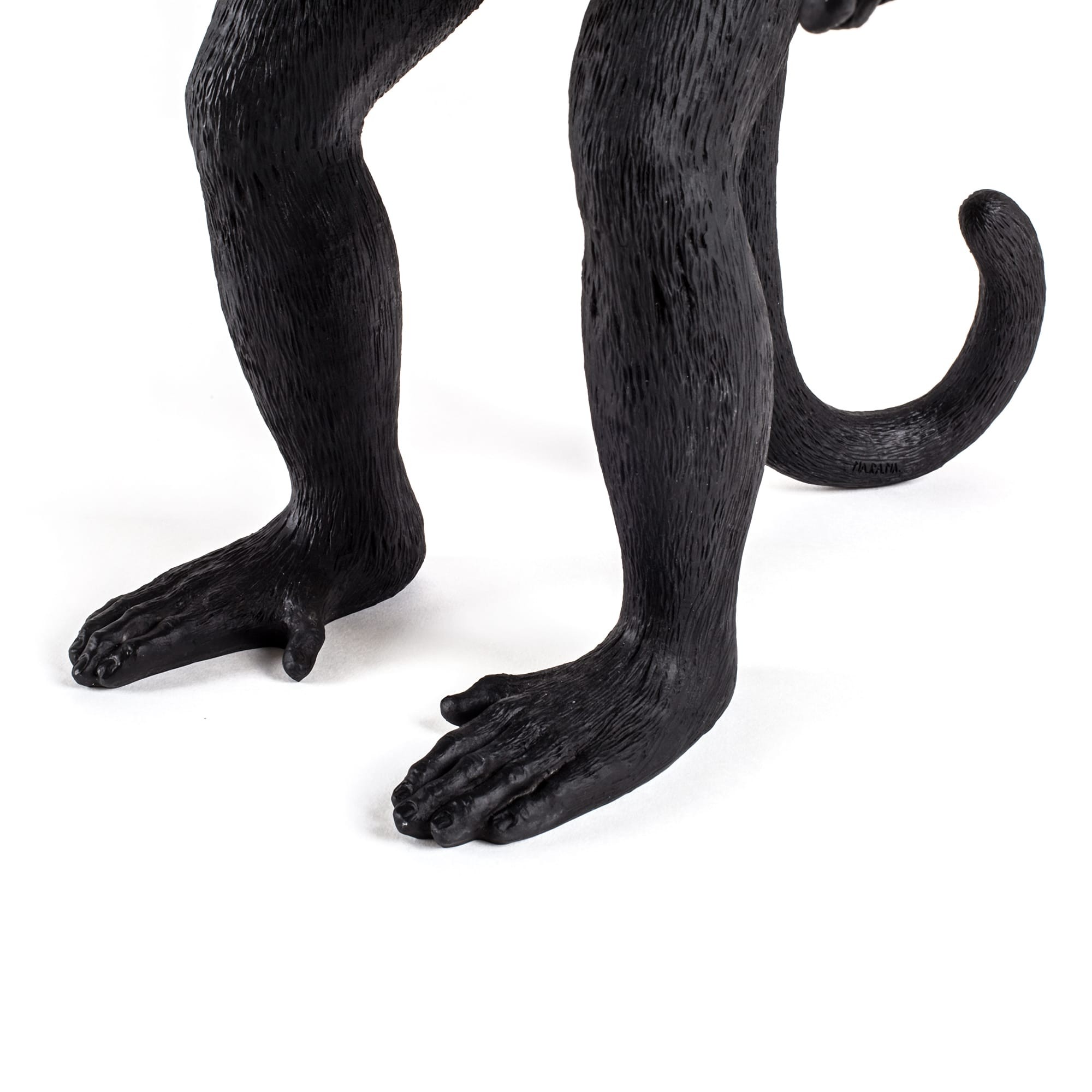 Lampe à poser the Monkey debout en résine noire par Seletti Lampe à poser the Monkey debout en résine noir par Seletti