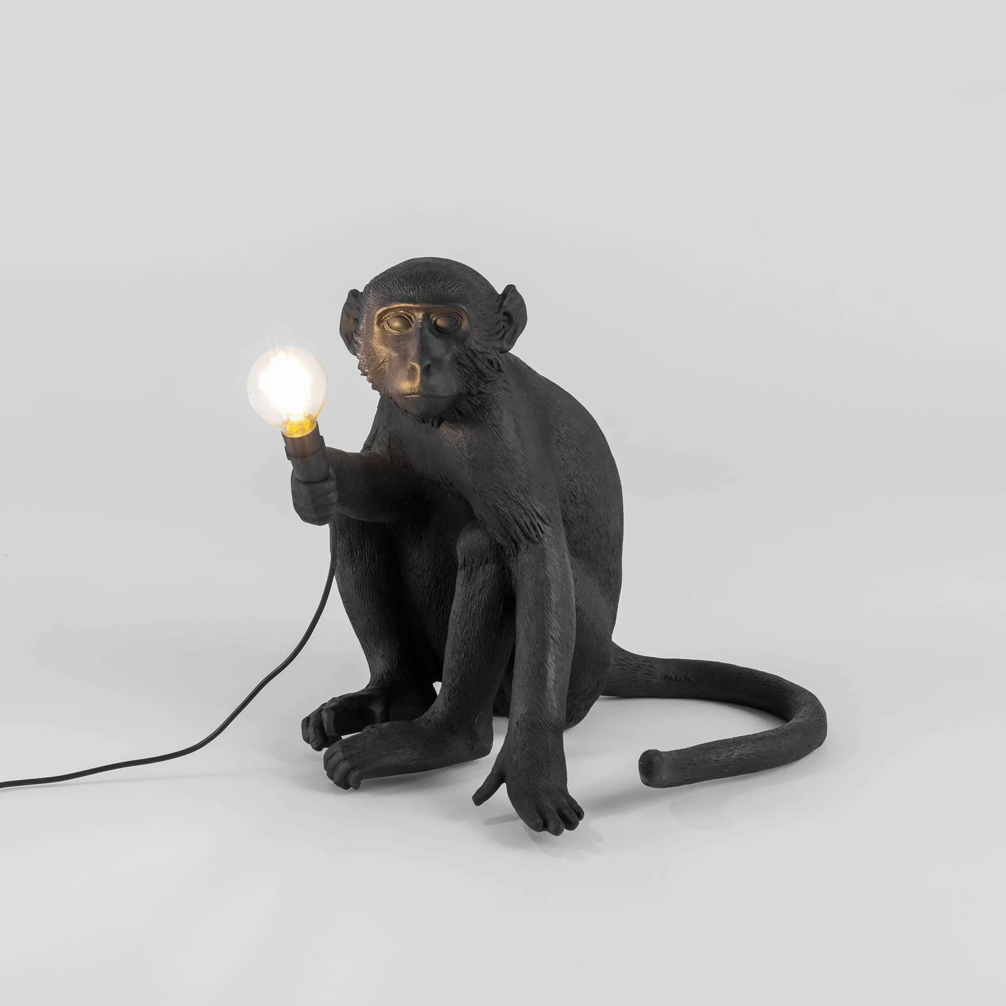 Lampe à poser the Monkey assis en résine noire par Seletti