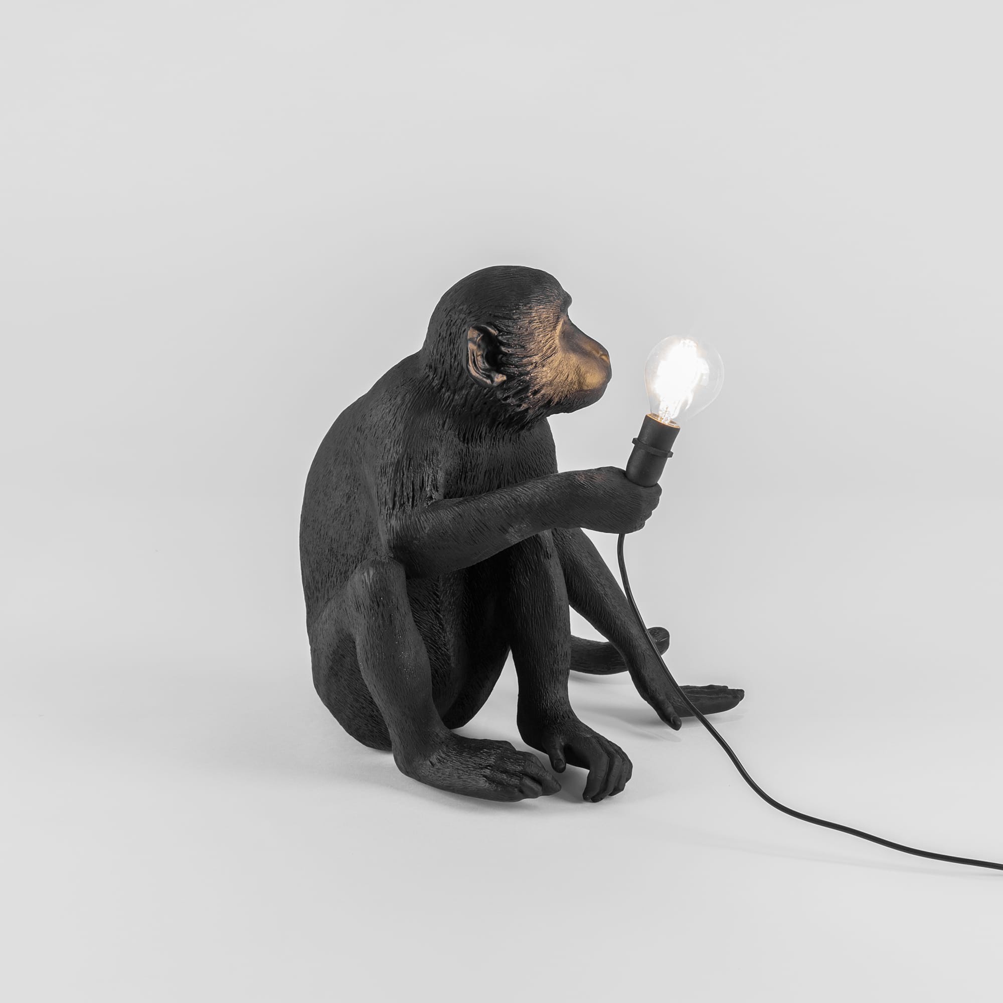 Lampe à poser the Monkey assis en résine noire par Seletti Lampe à poser the Monkey assis en résine noire par Seletti