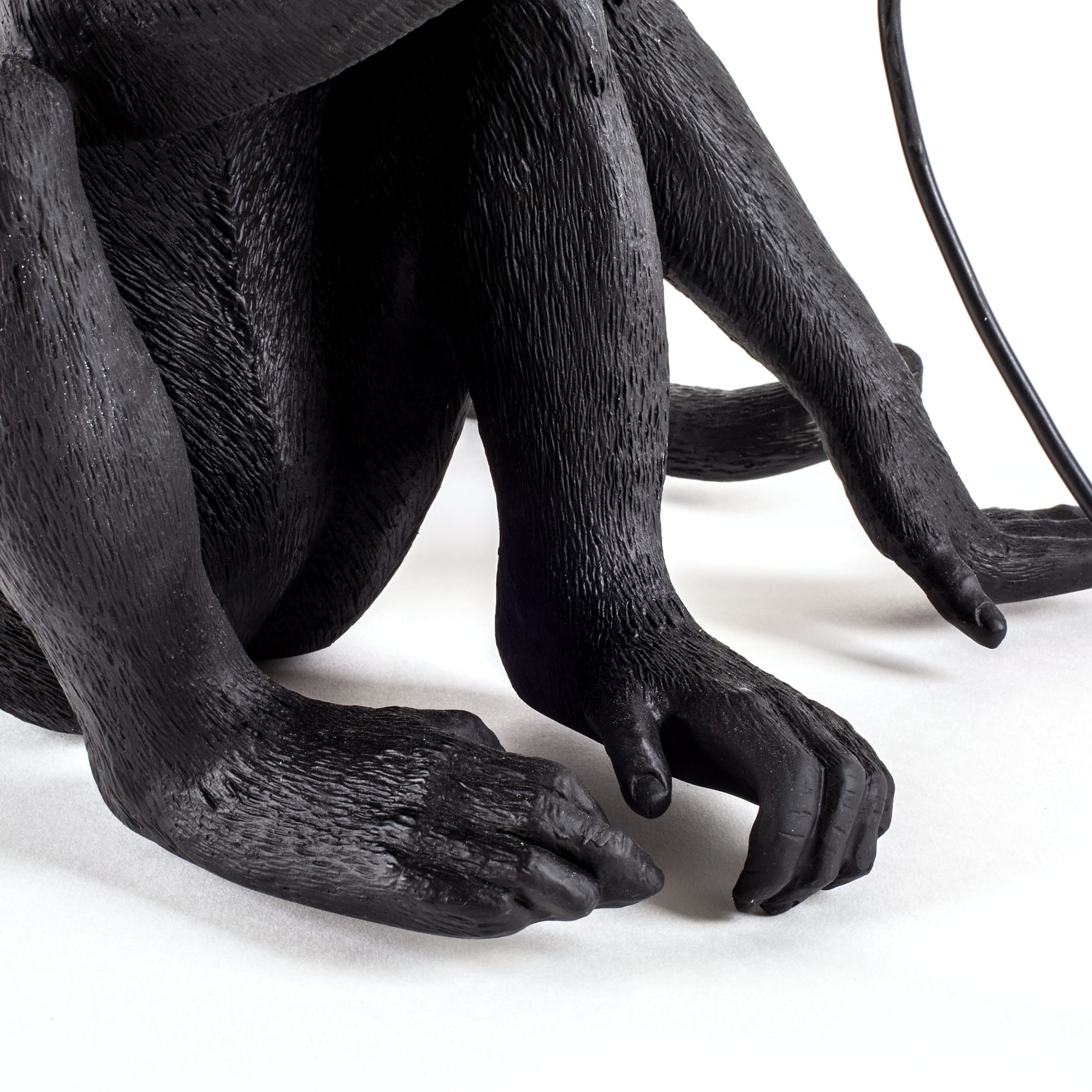 Lampe à poser the Monkey assis en résine noire par Seletti Lampe à poser the Monkey assis en résine noire par Seletti
