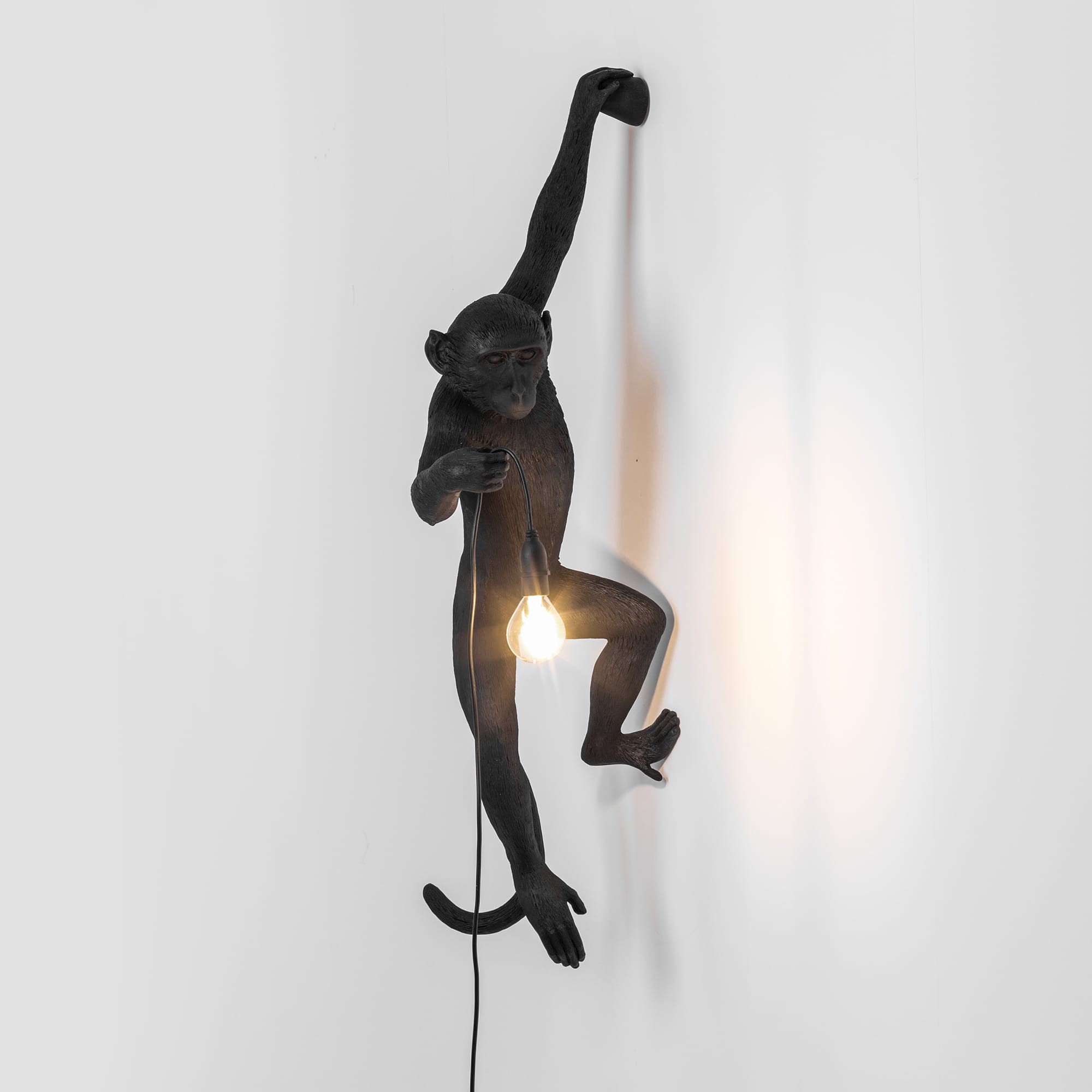 Applique murale the Monkey debout en résine noire par Seletti Applique murale the Monkey debout en résine noire par Seletti