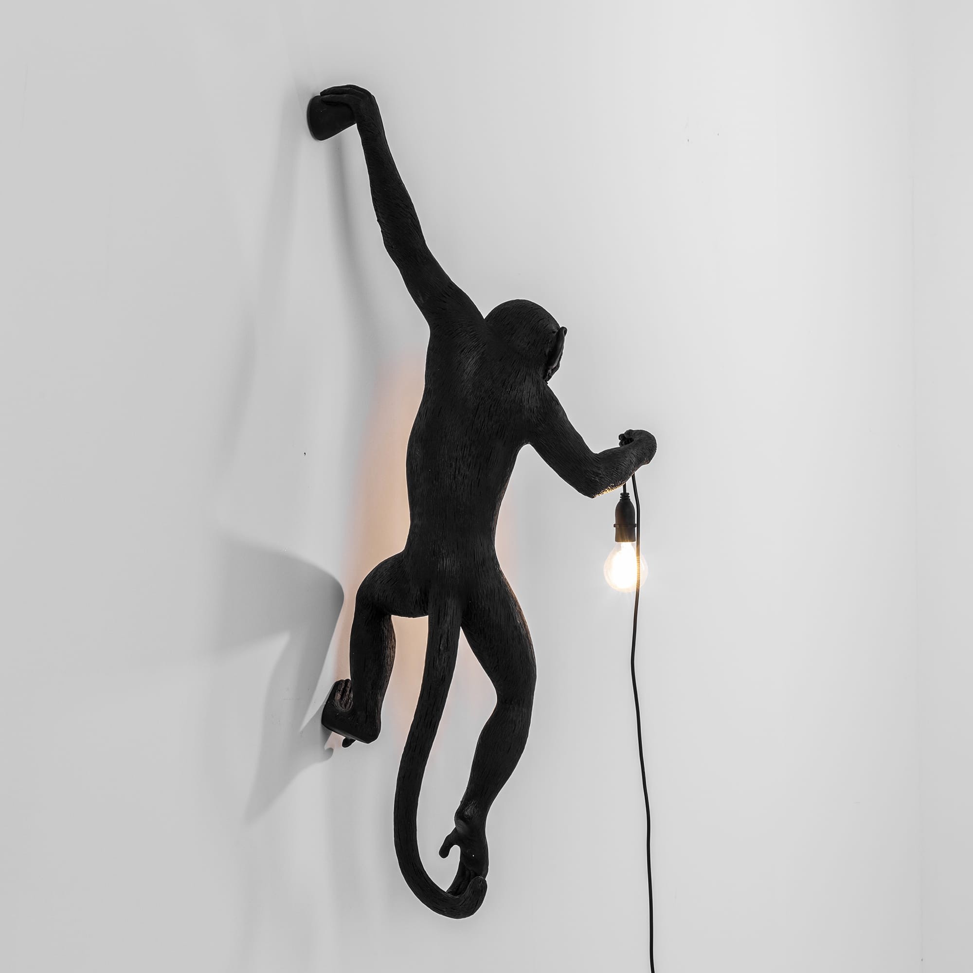 Applique murale the Monkey debout en résine noire par Seletti Applique murale the Monkey debout en résine noire par Seletti