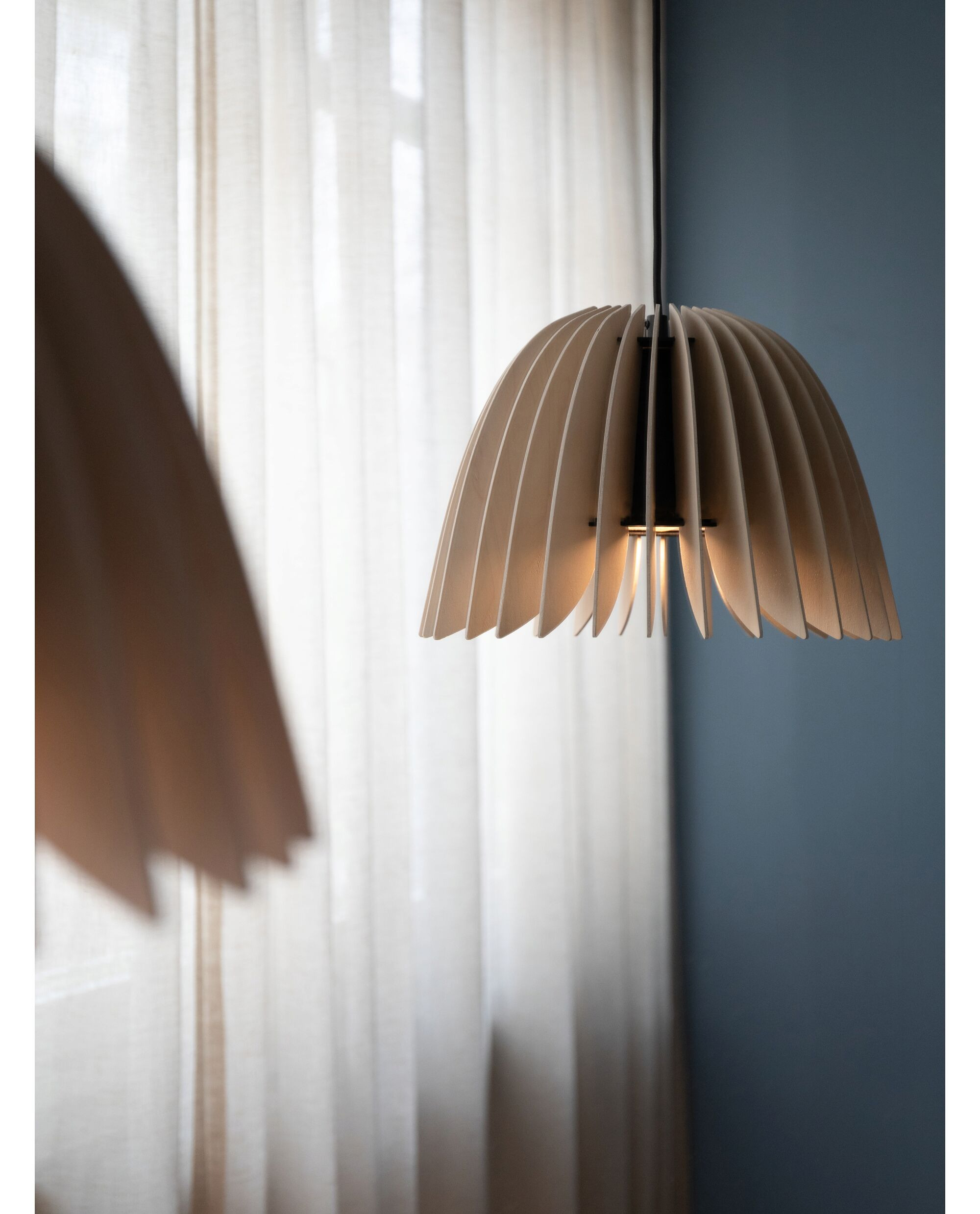 Suspension Verna avec base en métal et abat-jour en contreplaqué de bouleau au design contemporain par Pilke Lights Suspension Verna avec base en métal et abat-jour en contreplaqué de bouleau au design contemporain par Pilke Lights