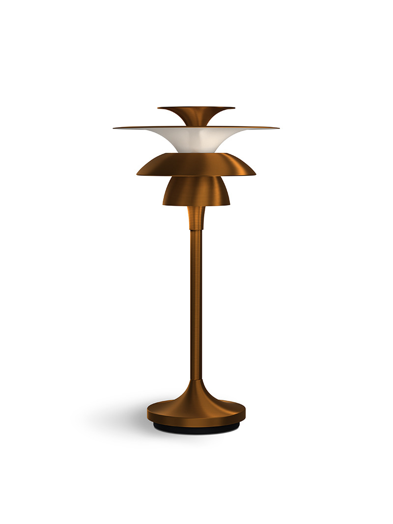 Lampe à poser Picasso avec base en métal au design contemporain par Belid Lampe à poser Picasso avec base en métal au design contemporain par Belid