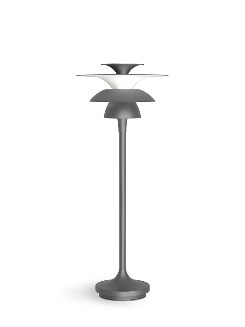 Lampe à poser Picasso avec base en métal au design contemporain par Belid Lampe à poser Picasso avec base en métal au design contemporain par Belid