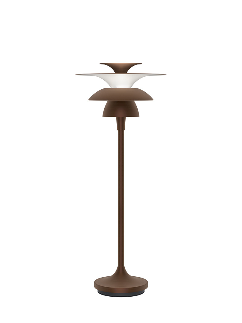 Lampe à poser Picasso avec base en métal au design contemporain par Belid Lampe à poser Picasso avec base en métal au design contemporain par Belid