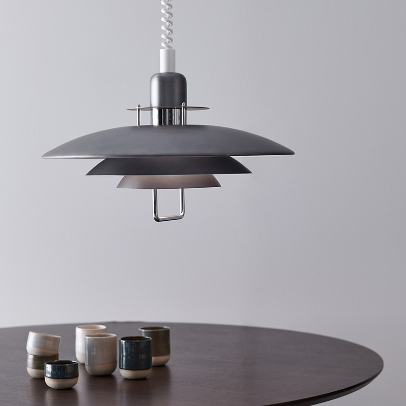 Suspension Primus II dimmable en métal et abat-jour avec poignée au design contemporain par Belid Suspension Primus II dimmable en métal et abat-jour avec poignée au design contemporain par Belid