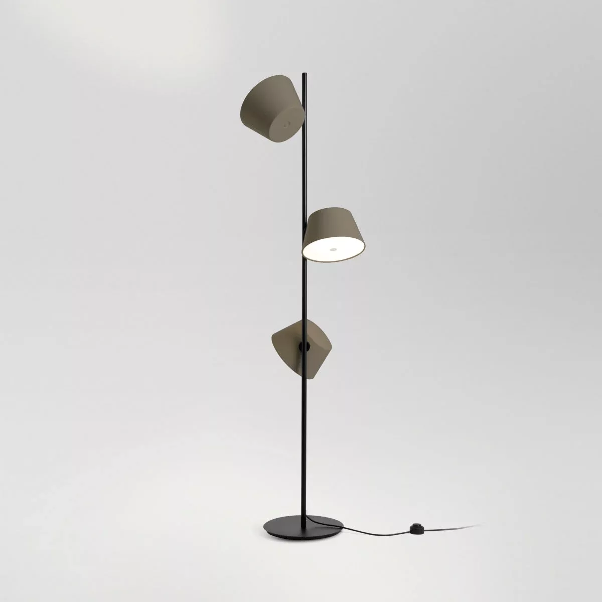 Lampadaire Tam Tam P3 avec 3 abat-jours orientables par Fabien Dumas - Marset