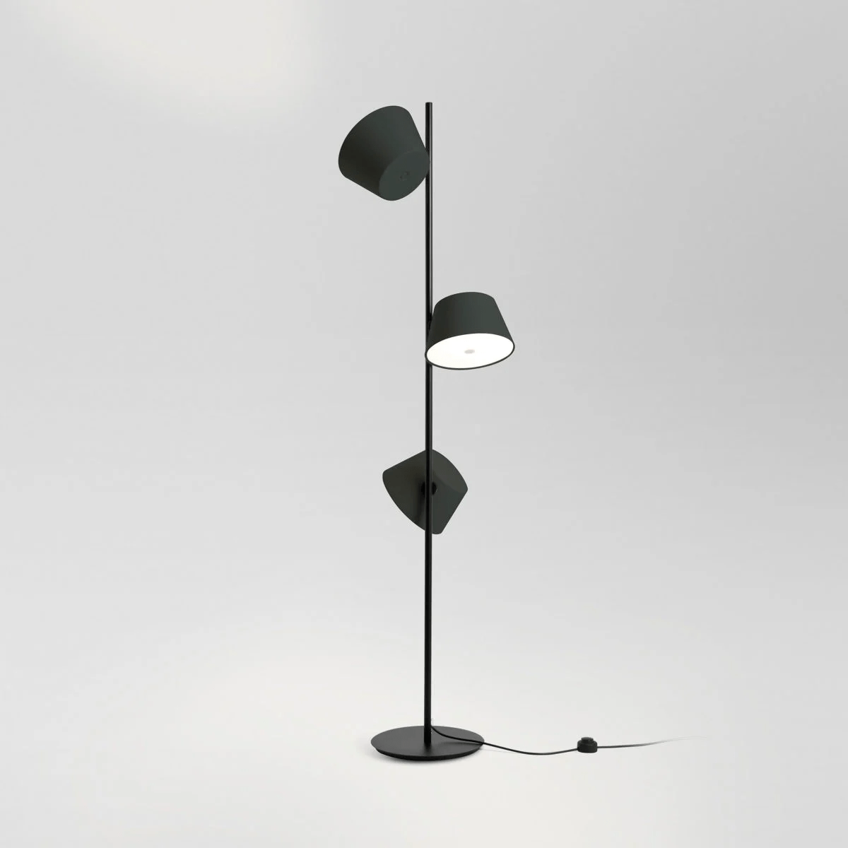 Lampadaire Tam Tam P3 avec 3 abat-jours orientables par Fabien Dumas - Marset Lampadaire Tam Tam P3 avec 3 abat-jours orientables par Fabien Dumas - Marset