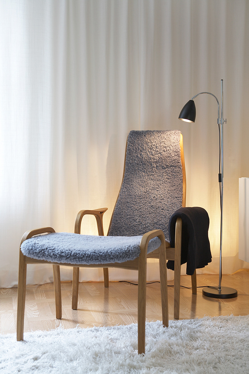 Lampadaire Sway avec base en métal au design contemporain par Belid Lampadaire Sway avec base en métal au design contemporain par Belid