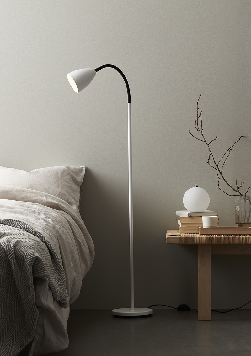 Lampadaire Trotsig avec base en métal et tête abat-jour flexible au design contemporain par Belid