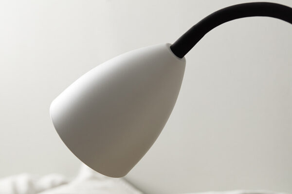 Lampe à poser Trotsig avec base en métal et tête abat-jour flexible au design contemporain par Belid