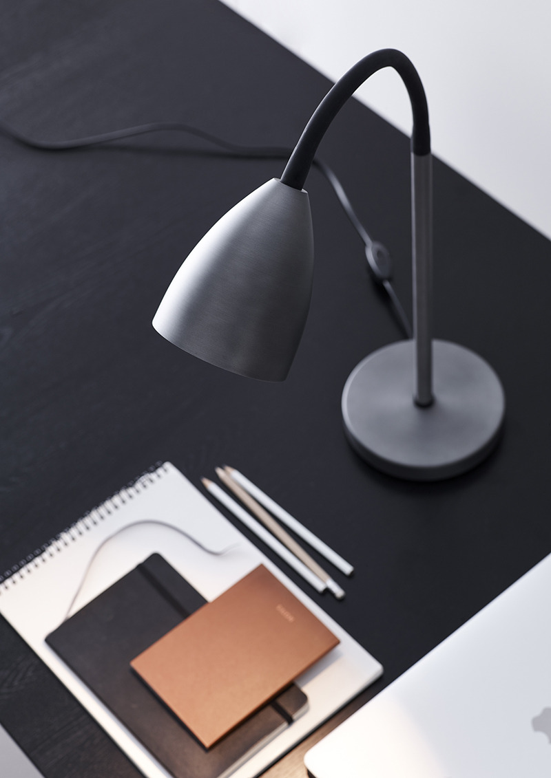 Lampe à poser Trotsig avec base en métal et tête abat-jour flexible au design contemporain par Belid Lampe à poser Trotsig avec base en métal et tête abat-jour flexible au design contemporain par Belid