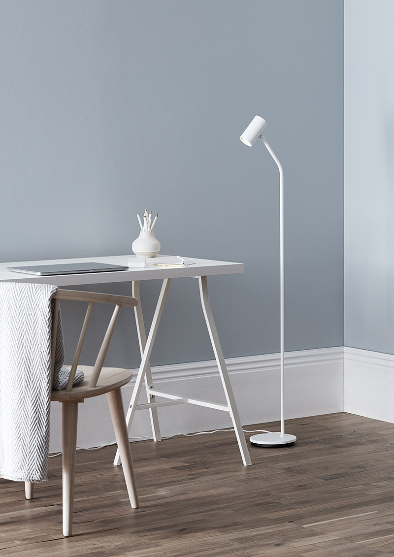 Lampadaire Tyson avec base en métal au design contemporain par Belid Lampadaire Tyson avec base en métal au design contemporain par Belid