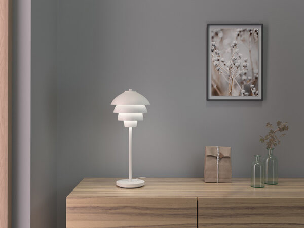 Lampe à poser Valencia avec base en métal au design contemporain par Belid