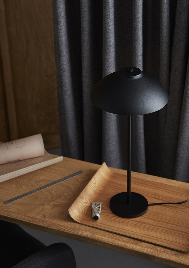 Lampe à poser Vali avec base en métal Noir au design contemporain par Belid Lampe à poser Vali avec base en métal Noir au design contemporain par Belid