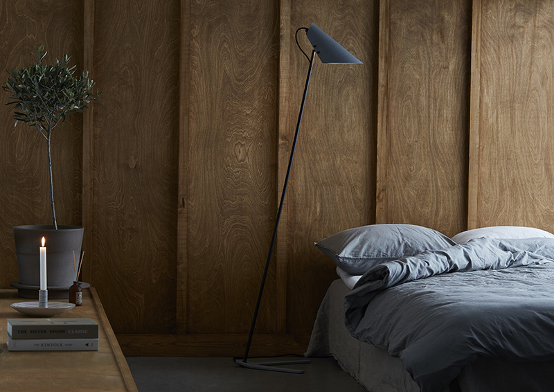Lampadaire Vincent base en métal avec abat-jour en forme d'oiseau au design contemporain par Belid Lampadaire Vincent base en métal avec abat-jour en forme d'oiseau au design contemporain par Belid