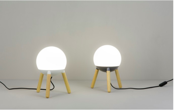 Lampe à poser Ovni avec une structure bois et un diffuseur de verre au design scandinave Lampe à poser Ovni avec une structure bois et un diffuseur de verre au design scandinave