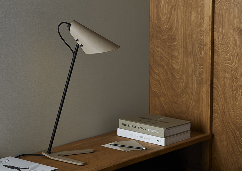 Lampe à poser Vincent base en métal avec abat-jour en forme d'oiseau au design contemporain par Belid Lampe à poser Vincent base en métal avec abat-jour en forme d'oiseau au design contemporain par Belid